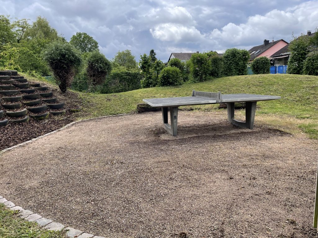 Spielplatz Nachtweide, Tischtennisplatte
