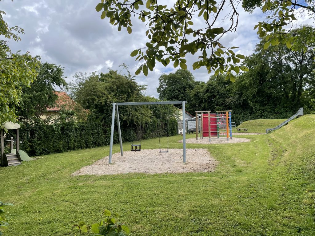 Spielplatz Bahnhof, Schaukel und Klettergerüst